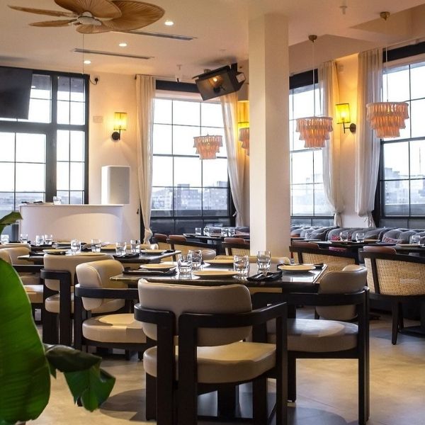 Ahşap proje sandalyeli iç mekan tasarımı restaurant